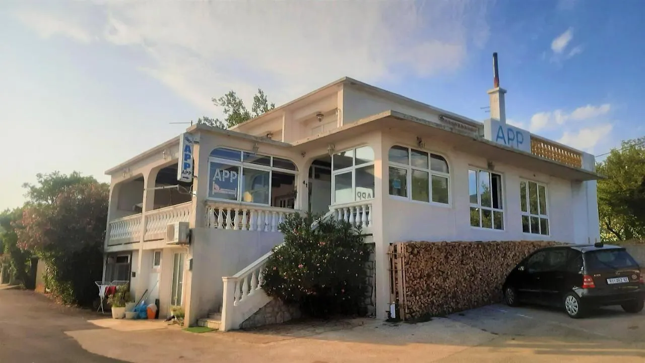 Apartments And Rooms Close To The Sea Povile