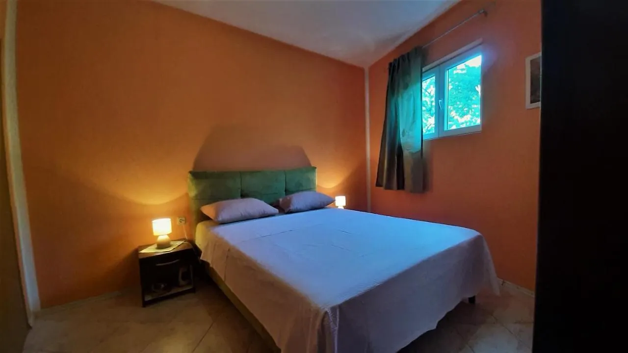 Apartments And Rooms Close To The Sea Povile