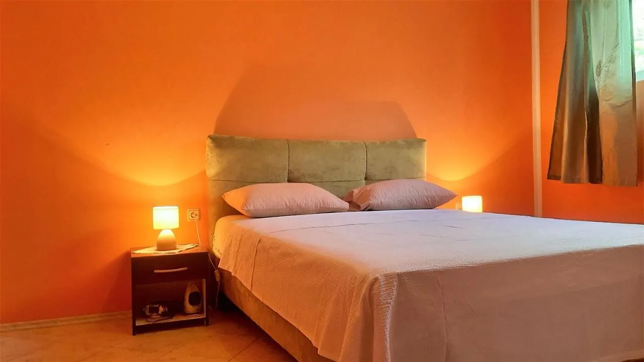 Apartments And Rooms Close To The Sea Povile