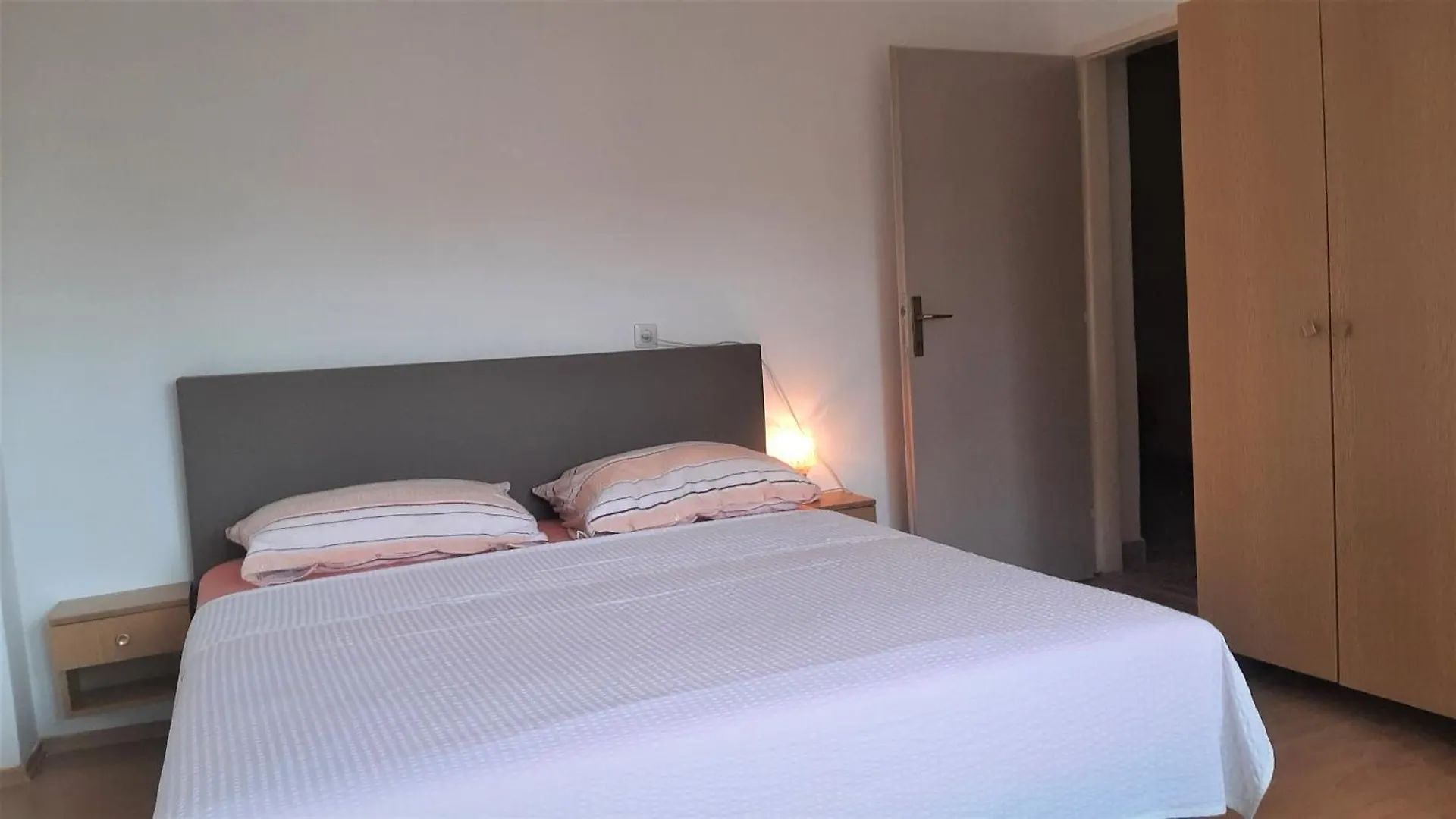 Apartments And Rooms Close To The Sea Povile